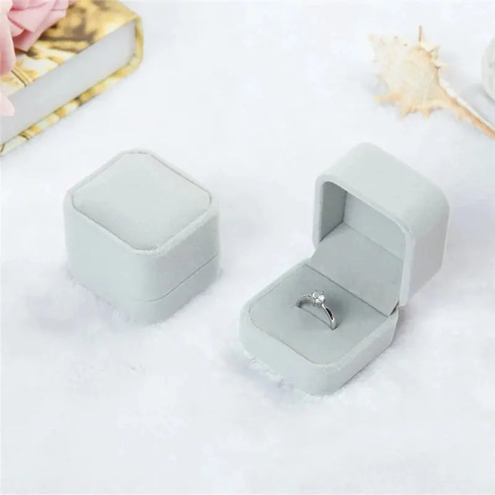 Écrin à bague en velours gris