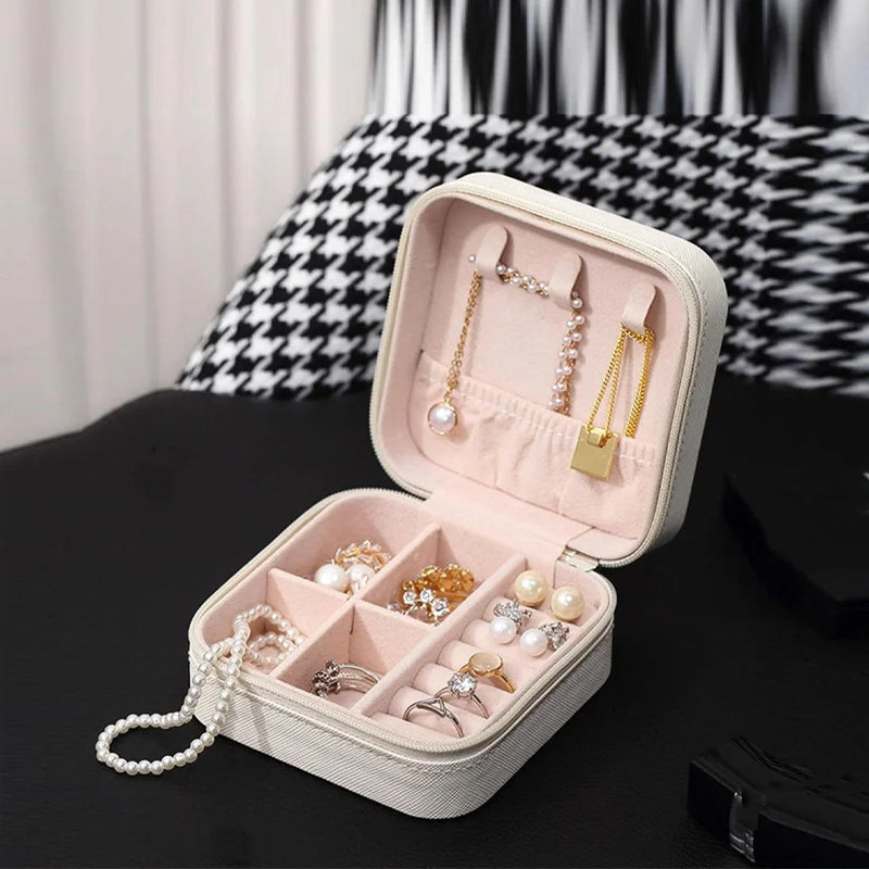 Petite boîte à bijoux en carré blanc