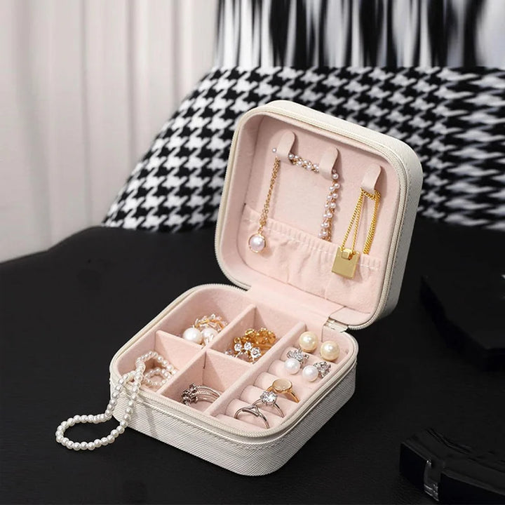 Petite boîte à bijoux en carré blanc